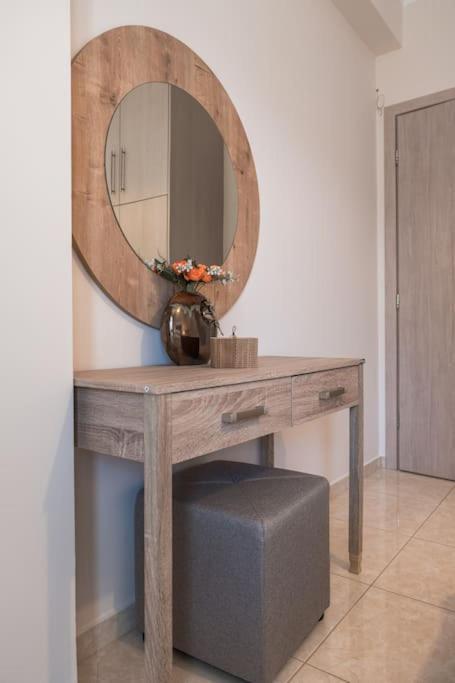 Effie'S Two Bedroom Apartment นาฟปลิโอ ภายนอก รูปภาพ