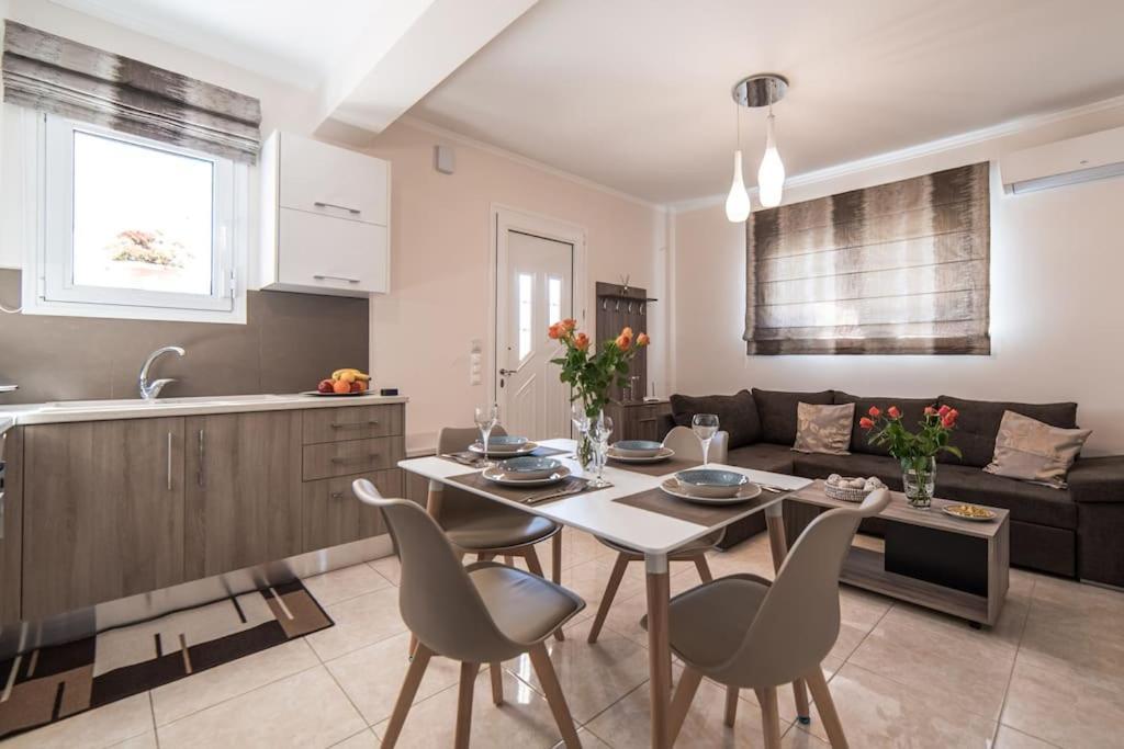 Effie'S Two Bedroom Apartment นาฟปลิโอ ภายนอก รูปภาพ