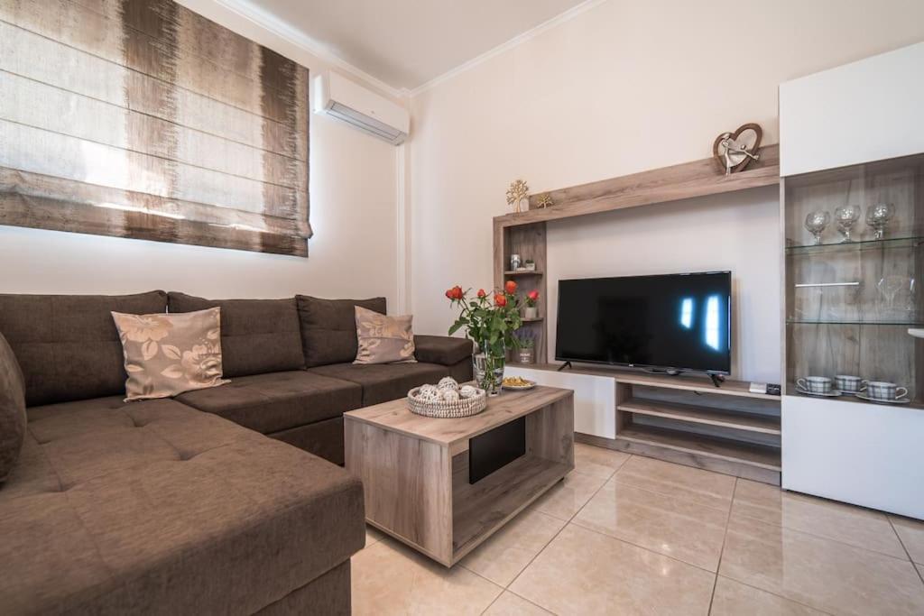 Effie'S Two Bedroom Apartment นาฟปลิโอ ภายนอก รูปภาพ